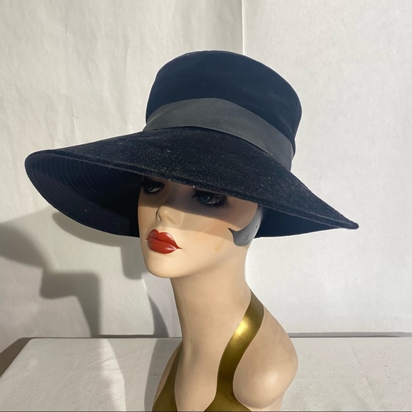 VINTAGE BLACK VELVET HAT - Picture 3 of 14